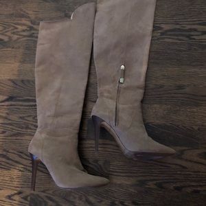 Brown boots with heel, gold accents!